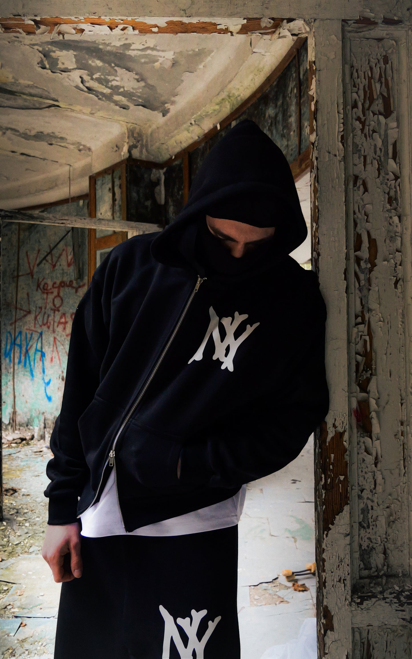 HEAVYWEIGHT ZIPPED HOODIE